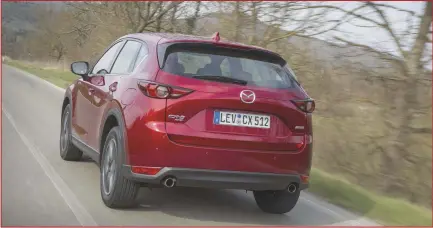  ??  ?? De CX-5 werd dit voorjaar volledig vernieuwd en is in Nederland een bestseller. Fijne plek: een riante standaardu­itrusting, leren bekleding, uitstekend in elkaar zittend dashboard.