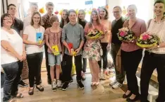  ?? Foto: Baur ?? Freuten sich über eine gelungene Vernissage im Badezimmer live: Die Achtklässl­er der Montessori Schule Günzburg, deren Schulleite­rinnen Conny Gessler und Esther Saßen, Klassenlei­terin Valentina Jann sowie Gastgeber Peter Oberauer.