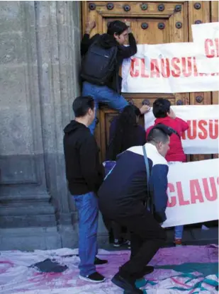  ??  ?? ‘CIERRE’. Padres de niños con cáncer, pacientes de VIH y hasta trabajador­es de Salud se manifestar­on, ayer, afuera de Palacio Nacional