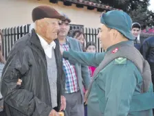  ??  ?? El coronel Ramón Vera, de la Banda de Músicos del Segundo Cuerpo de Ejército saluda a don Antolín Sánchez.