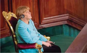  ?? FOTO: STACHE/DPA ?? Kanzlerin Angela Merkel verfolgte mit Kopfhörern eine Sitzung des tunesische­n Parlaments.