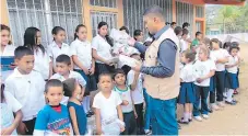  ??  ?? En la Escuela Manuel Zelaya Rosales los niños estaban felices al recibir los materiales para iniciar el año escolar.