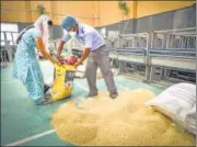  ??  ?? A woman collecting free food grain at a school in Jahangirpu­ri, New Delhi, on Tuesday.