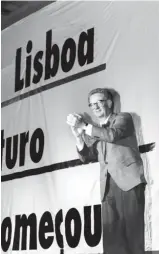  ??  ?? Jorge Sampaio numa ação de campanha em setembro de 1993, três meses antes da reeleição como presidente da autarquia de Lisboa.