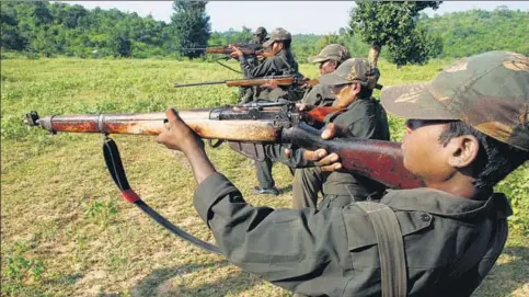  ?? MANISH BHANDARI/ ASSOCIATED PRESS ?? Maoist rebels training at a forest camp in Bihar on October 13, 2009.