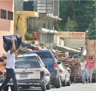  ?? EDWARD R. ?? Basura y negocios informales invaden las calles de Villa Consuelo y Villa María.