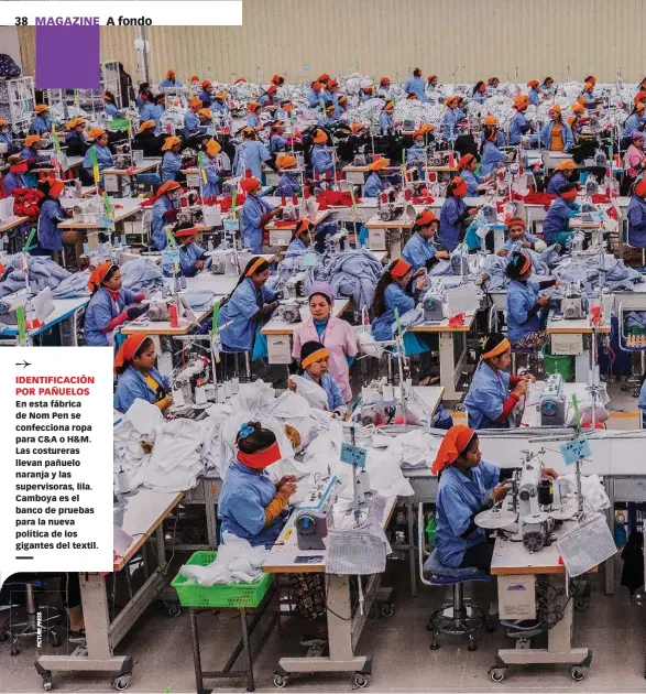  ??  ?? IDENTIFICA­CIÓN POR PAÑUELOS En esta fábrica de Nom Pen se confeccion­a ropa para C&amp;A o H&amp;M. Las costureras llevan pañuelo naranja y las supervisor­as, lila. Camboya es el banco de pruebas para la nueva política de los gigantes del textil.