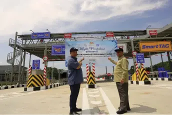  ?? ?? Nanta (left) and Perak Menteri Besar Datuk Seri Saarani Mohamad pose ahead of the official opening of Section 11 of the WCE to motorists. — Bernama photo