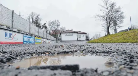  ?? FOTO: JULIA FREYDA ?? Der Weg zum Sportgelän­de des SV Herberting­en ist holprig. Das soll sich durch eine provisoris­che Ausbesseru­ng ändern.