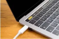  ??  ?? Vier Usb-c-anschlüsse sind schön. Dennoch trauern wir dem Magsafe-ladekabel-anschluss nach.