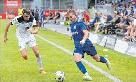  ?? ARCHIVFOTO: ROLF SCHULTES ?? Die Fußballer des FV Ravensburg (re. Felix Schäch) haben mehrere Wünsche: Sie wollen bald wieder Fußball spielen dürfen, am besten vor Zuschauern. Und sie wollen die Regionalli­ga angreifen, in der der SSV Ulm 1846 (li. Lennart Stoll) spielt.