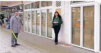  ??  ?? Bürgermeis­ter Christian Küsters und Sabine Monz, Stadtmarke­ting, hoffen auf Ideen für den Ortskern.