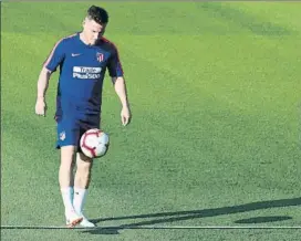  ?? FOTO: J.M GARCÍA FUENTE ?? Gameiro toca balón durante un entrenamie­nto del Atlético