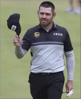  ?? IAN WALTON ?? Louis Oosthuizen acknowledg­es the crowd as he walks onto the 18th green during the first round of the British Open on July 15.