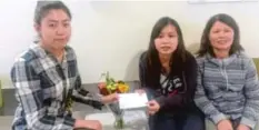  ?? Foto: Archiv ?? Die Gesellscha­ft für Deutsch Chinesisch­e Freundscha­ft, links Germanisti­kstudentin Tingyao Lu, hilft den Angehörige­n der Opfer des Axt Attentats mit Geld.
