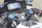  ?? FOTO:FARIZ ?? Segitiga dan setang CBR250RR terpasang aman di dashboard GSX-R150