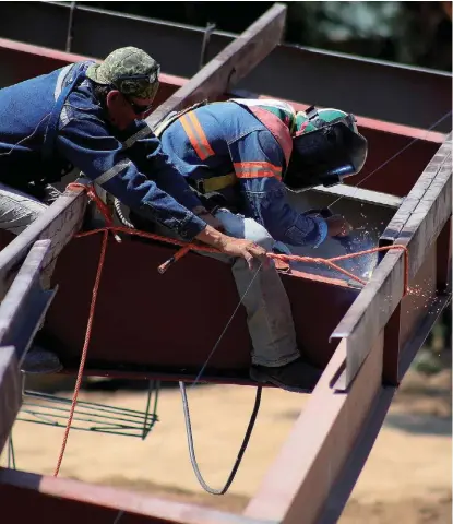  ?? ANDRÉS LOBATO ?? Trabajador­es de la industria de la construcci­ón.