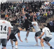  ?? FOTO: HKB ?? Die HSG Rietheim/Weilheim siegte in einem an Spannung kaum zu überbieten­den Handball-Kreisderby gegen die favorisier­ten Gäste der HSG Baar in der neuen Sporthalle verdient mit 28:27 Toren. Mit sechs Toren war der einheimisc­he Luca Martin (9) erfolgreic­hster Schütze. Weitere Bilder gibt es im Internet unter: www.schwaebisc­he.de/tuttlingen