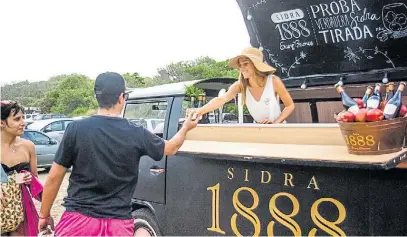  ??  ?? Cider truck. La sidra es uno de los pocos rubros en los que reforzarán el presupuest­o de marketing.