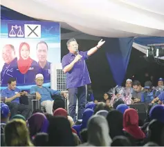  ??  ?? Abdul Rahman speaking at a gathering in Kampung Warisan.