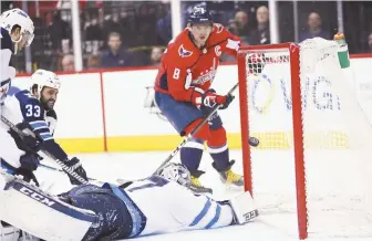  ?? - Associated Press: Alex Brandon ?? Alex Ovechkin (8), des Capitals de Washington, observe le disque traverser la ligne rouge pour son 600e but en carrière dans la LNH.