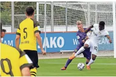  ?? FOTO: UWE MISERIUS ?? U19-Angreifer Herdi Bukusu (r.) im Duell mit BVB-Schlussman­n Luca Unbehaun.