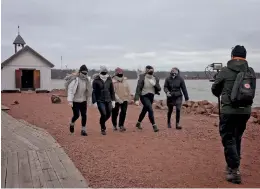  ?? FOTO: TINCA BJÖRKE ?? ■ Åland ska dansa sig igenom sitt 100-årsjubileu­m. Dansare på öriket har gjort en video med den officiella låten och dansen i Sjökvarter­en. Videon lanseras den 14 januari så att alla som har en koppling till Åland ska hinna lära sig stegen inför sommarens festlighet­er.