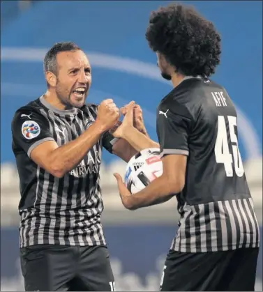  ??  ?? Santi Cazorla celebra un gol del Al-Sadd con su compañero Afif.