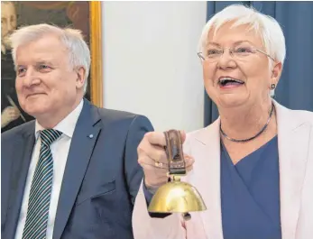  ?? FOTO: SVEN HOPPE ?? Hört! Hört! Der bayerische Ministerpr­äsident Horst Seehofer und die CSU-Landesgrup­penvorsitz­ende im Bundestag, Gerda Hasselfeld­t, eröffnen im Kloster Seeon die CSU-Klausurtag­ung.