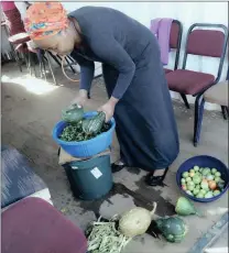  ??  ?? Mandisa Dlamini preparing vegetables for her feeding scheme.