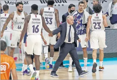  ??  ?? Pablo Laso felicita a Garuba con Laprovitto­la, Taylor, Thompkins, Abalde y Llull en segundo plano.