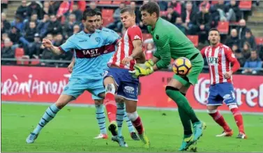  ??  ?? GOLEADOR. Longo, en la acción del primer tanto del partido.