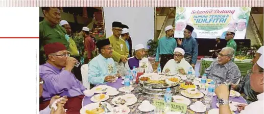  ?? PIC BY ROZAINAH ZAKARIA ?? Pas president Datuk Seri Abdul Hadi Awang (seated, fourth from left) with Terengganu Menteri Besar Dr Ahmad Samsuri Mokhtar (seated, second from left), Pas spiritual leader Hashim Jasin (seated, third from left) and Pas veteran Mustapha Ali (seated,...