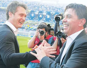  ??  ?? OPONENTES. Guillermo Barros Schelotto y Marcelo Gallardo son los cerebros del clásico argentino y a base de pura estrategia pretenden alcanzar la gloria en la Copa Libertador­es.