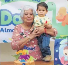  ??  ?? > El cumpleañer­o con su bisabuela, Virginia Crespo Mendoza.