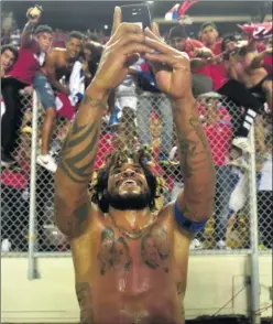  ??  ?? ÍDOLO. El goleador Román Torres haciéndose un ‘selfie’.