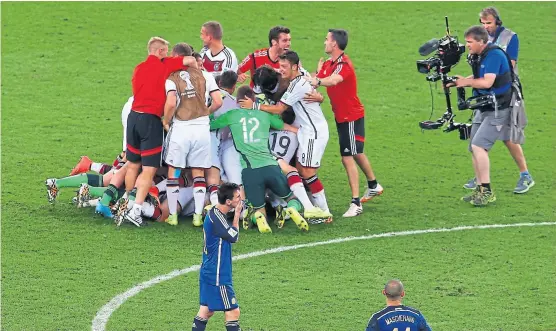  ??  ?? El final del partido por el campeonato en Brasil 2014, captado por las cámaras; la Televisión Pública volverá a transmitir el Mundial