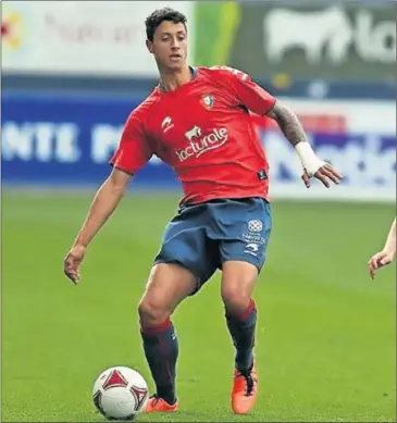  ??  ?? CON EL OSASUNA. Maikel Mesa, con la elástica de Osasuna, durante un partido.