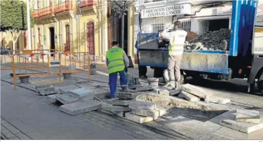  ?? D.C. ?? Trabajos en la calle Real para la reposición de losas rotas en mal estado.