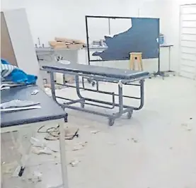  ??  ?? Destrozos. El hospital Oller, de Solano, fue atacado en 2017.