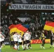  ?? Foto: dpa ?? Der obligatori­sche Dank an die Fans – trotz Pfiffen zur Halbzeit.