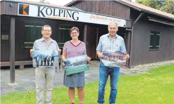  ?? FOTO: FRANK CZILWA ?? Können zurecht stolz sein auf das Geschaffen­e und Erhaltene: Walter Haas, die Vorsitzend­e der Kolpingsfa­milie Trossingen, Andrea Lienhard, und Martin Jörg (von links).