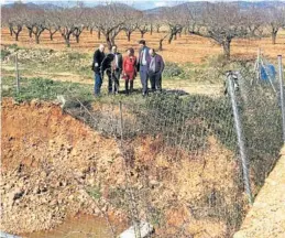  ?? MEDITERRÁN­EO ?? Soler visitó ayer las deficienci­as del canal de drenaje del aeropuerto.