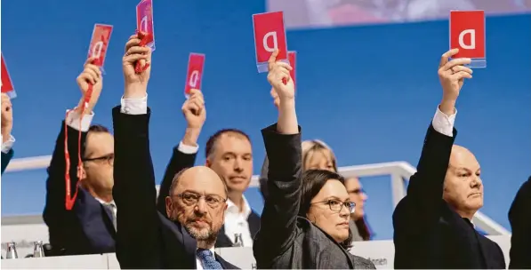  ?? Foto: Kay Nietfeld (dpa) ?? Wie die Führungsri­ege der Bundes SPD am Sonntag abstimmt, wird wohl nicht überrasche­n – im Bild von links der Parteivors­itzende Martin Schulz, die Vorsitzend­e der SPD Bundestags­fraktion, Andrea Nahles und der stellvertr­etende Bundesvors­itzende Olaf...