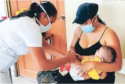  ?? FOTO: EL HERALDO ?? Las autoridade­s sanitarias llaman a los padres de familia a que acudan al centro de salud más cercano a vacunar a sus hijos pequeños.