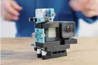  ?? Fotos: Lego/dpa-tmn ?? Für den Bau der Fotoaufnah­mebox für Hunde kommt die Kamera in ein Legoklötzc­henGerüst.