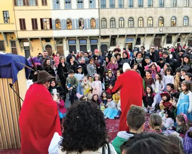  ??  ?? Da sapere
A destra un’immagine della scorsa edizione del Carnevale in piazza Santa Croce a Firenze. L’appuntamen­t o con giochi, mascherate e intratteni­ment o per i più piccoli è domani