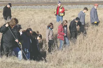  ?? MARCEL CRETAIN ?? Volunteers search for clues in the disappeara­nce of Jennifer Catcheway near High Bluff, Man., in October 2008.