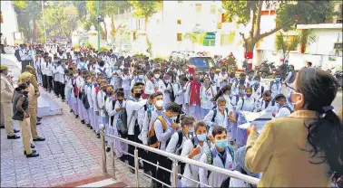  ?? ANI ?? Health workers and volunteers stand in queues during the third phase of dry run for Covid-19 vaccinatio­n in Lucknow on Monday.