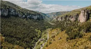  ??  ?? Les gorges de la Jonte forment une étonnante entaille rocheuse, enlaçant le Causse Méjean par le sud.